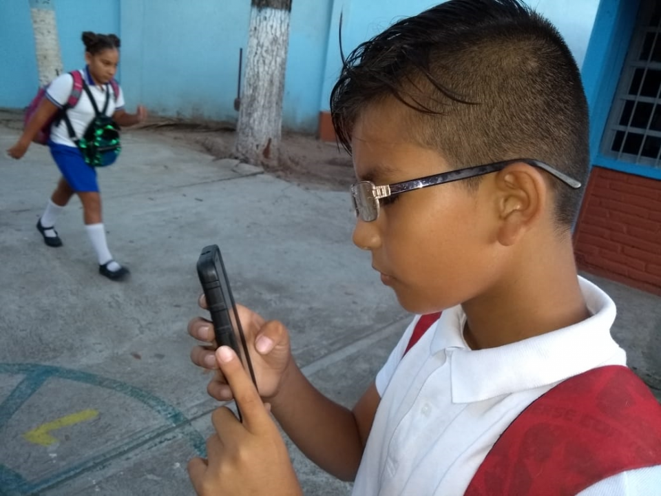 10y11Bahía (2) Aumenta el uso de dispositivos móviles y niños pasan hasta 4 horas viéndolos