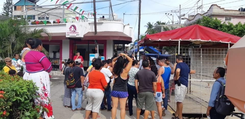 14y15Bahía (1) SE EVITA ZAFARRANCHO… Logra autoridad negociar con vendedores dejar libre plaza y calles de Bucerias