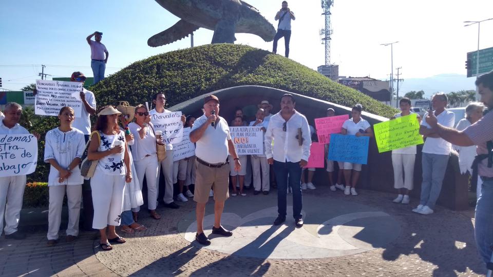 14y15Bahía (1) EN MARINA VALLARTA… Vecinos y empresarios cierran vialidades en protesta por el Plan Parcial de Desarrollo