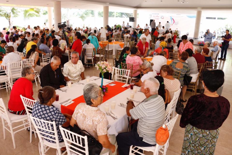 20y21Bahía (2) Con el baile de la ‘Cana al Aire’ celebra DIF a los adultos mayores