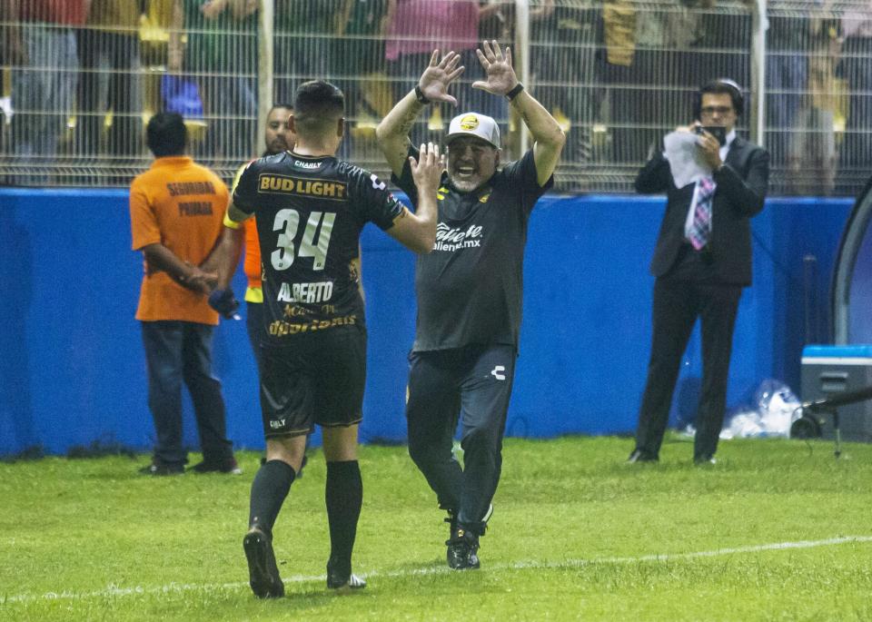 FBL-MEX-DORADOS-CAFETALEROS-MARADONA Rodeado de polémica, Maradona debuta con victoria en Dorados