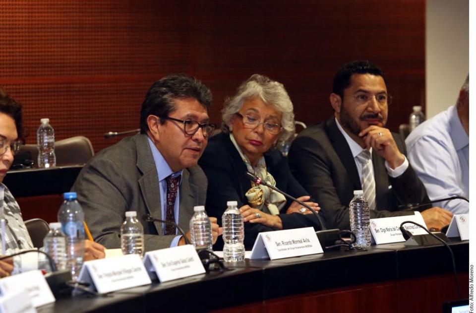 28México (2) Recibe AMLO País en riesgo: Monreal