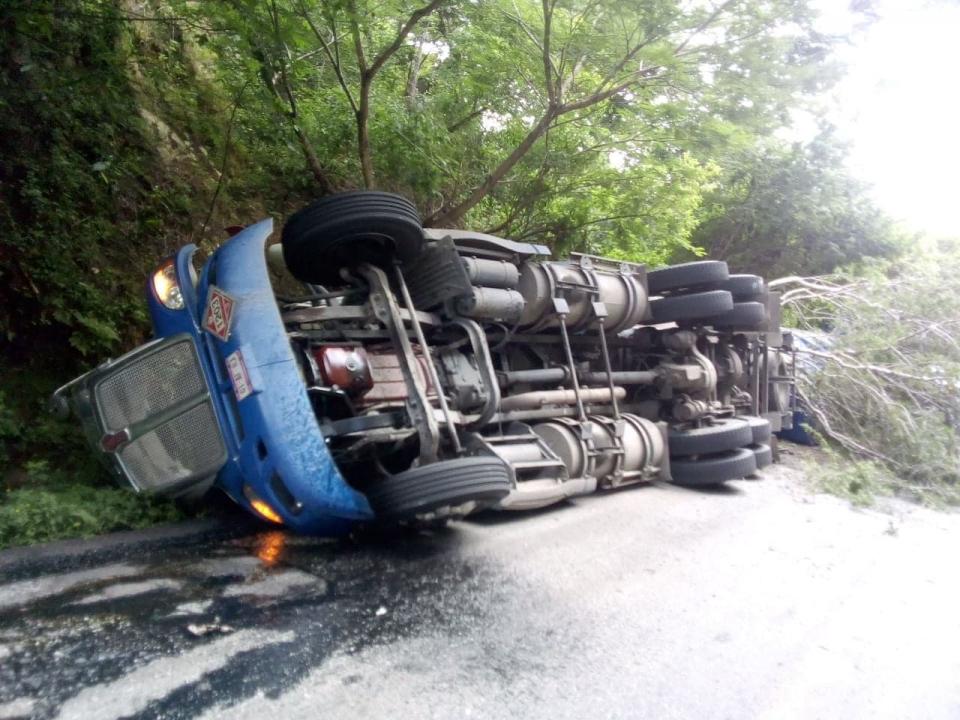 29Sucesos (1) Pipa cargada con gasolina se volcó en Las Juntas y Los veranos