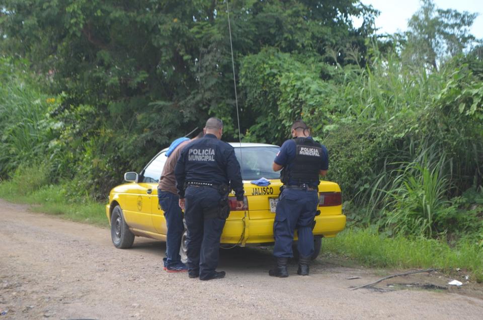 29Sucesos (1) Asaltan a taxista y le quitan el carro; Policía lo recupera
