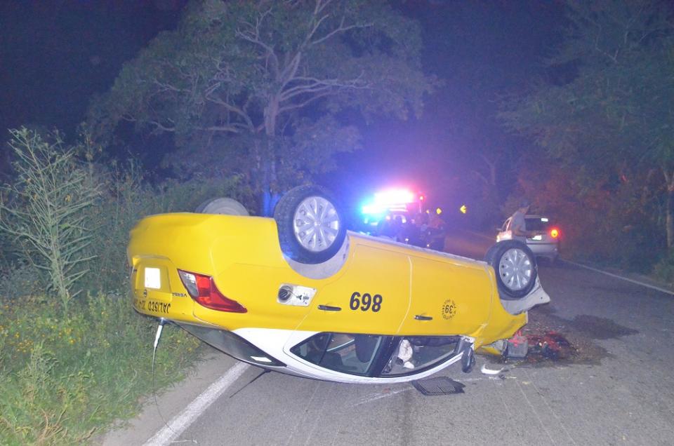 30y31Bahía (11) Taxista choca con camioneta y se vuelca