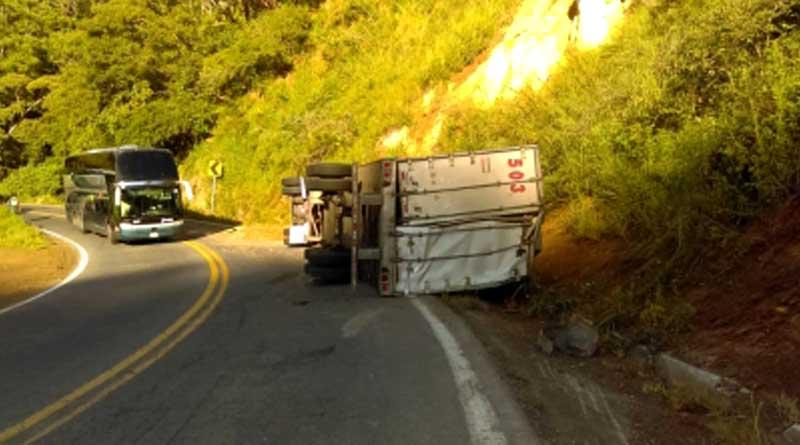 Volcadura de tráiler provoca cierre de carretera Tepic-Puerto Vallarta Volcadura de tráiler provoca cierre de carretera Tepic-Puerto Vallarta
