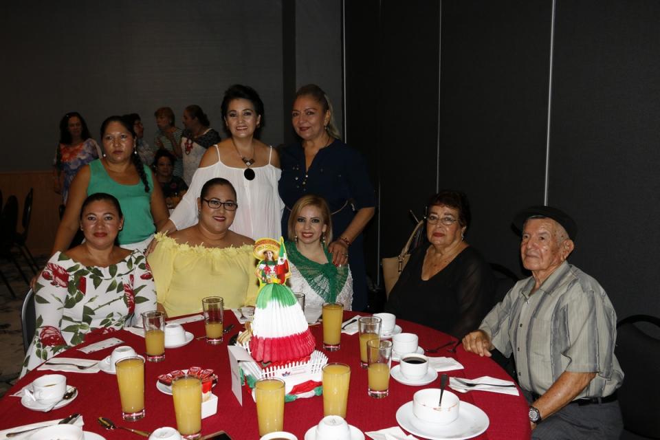 COMUNICADO 2889-DIF-Desayuno con causa-Voluntariado (1) Recauda Voluntariado DIF más de 150 mil pesos para la URR