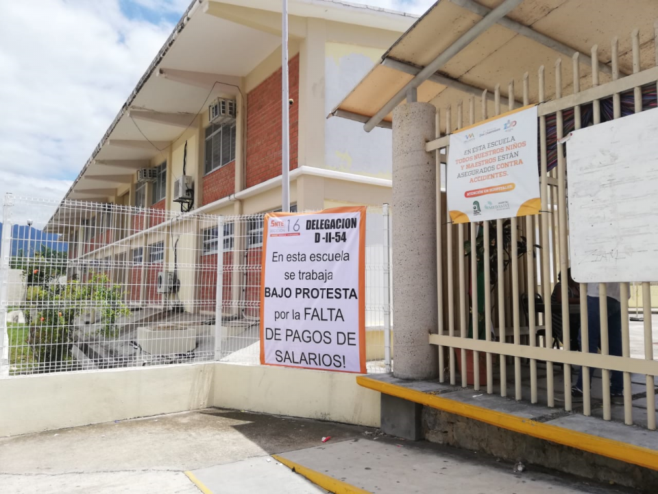 brenda 10 nota a ESCUELAS FEDERALIZADAS… Paran labores, exigen pago de salarios a maestros