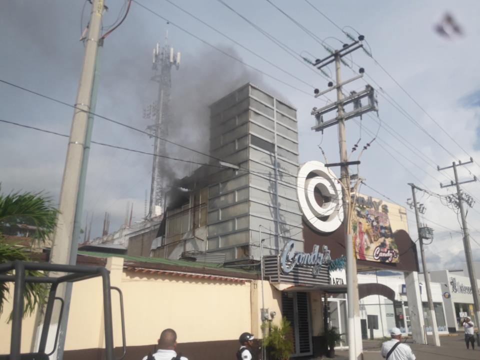lupillo8 (4) Se incendia bodega en bar de Marina Vallarta