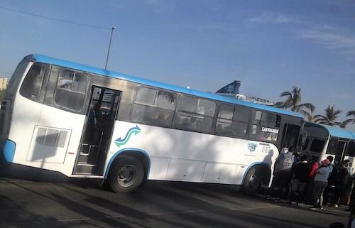 04y05Bahía (2) PIDEN CAMBIAR CHATARRABUSES… Usuarios de camiones de Las Palmas se quejan de las tarifas elevadas