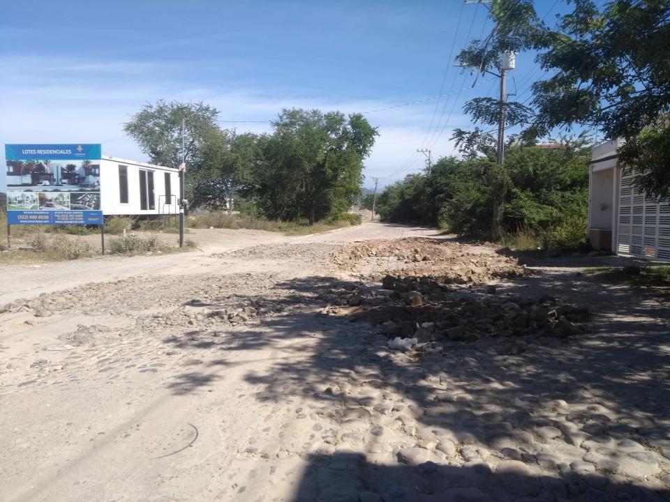 12y13Bahía (1) Afecta a vecinos, estudiantes y transporte mal estado de la calle Valle de Atemajac