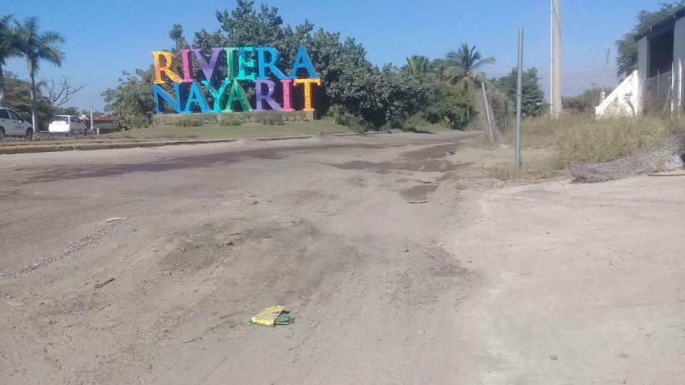 12y13Bahía (4) Baches de Jarretaderas empañan la imagen de entrada de Bahía de Banderas