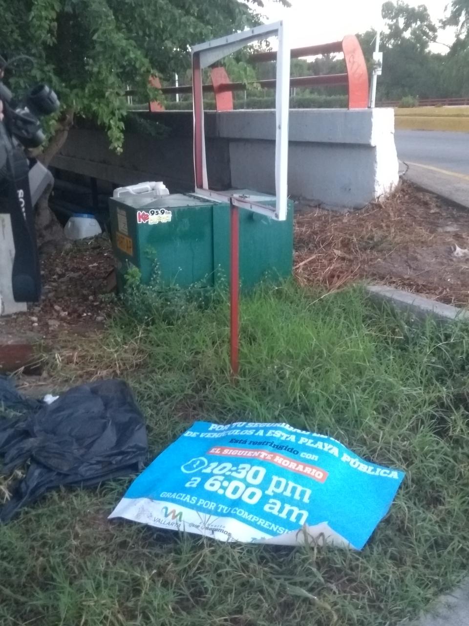 12y13Bahía (6) Vandalizan señalamientos que indican cierre nocturno de playa