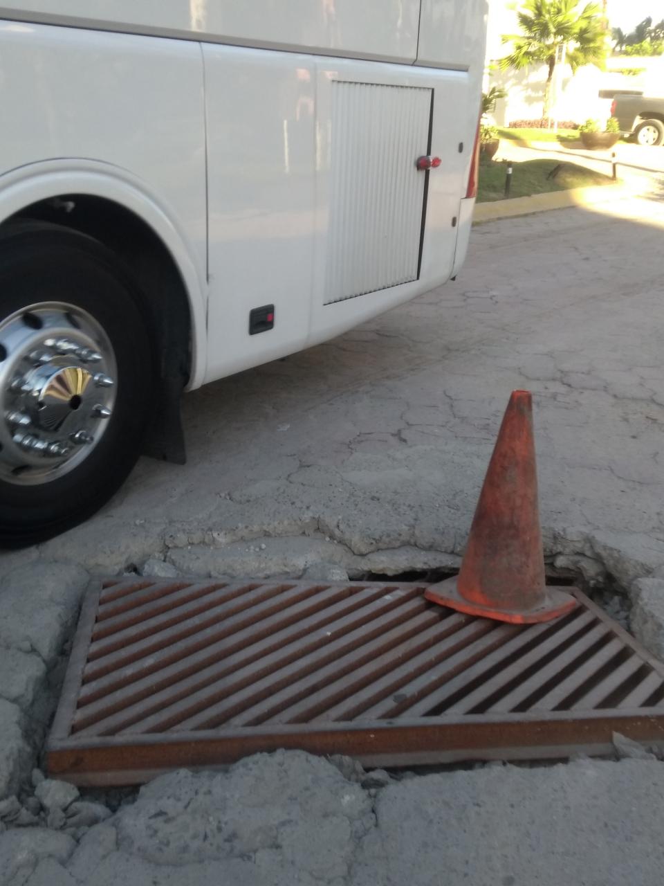 14y15Bahía (2) Una rejilla rota, trampa mortal en zona hotelera
