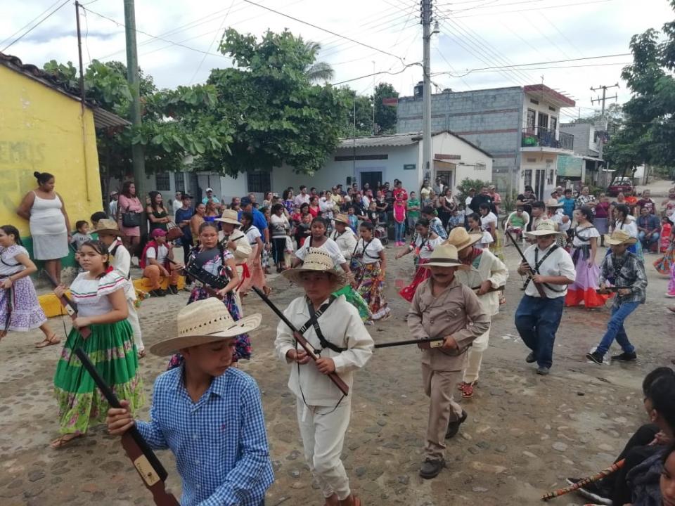 14y15Bahía (3) Realiza pueblo de Valle de Banderas colorido desfile