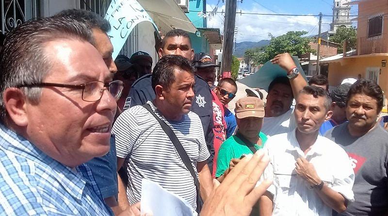 20y21Bahía (2) En Sayulita no están de acuerdo en que Oromapas tome riendas del agua