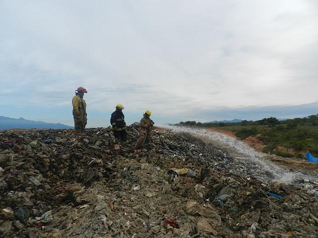 30y31sucesos (3) Utilizan 30 mil litros de agua para sofocar incendio en Gavilanes