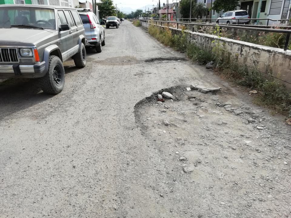 dav Siguen los baches en Valle Dorado