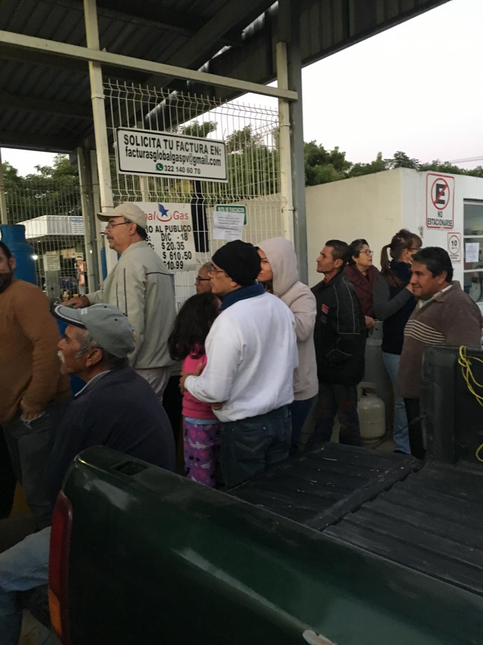 08y09Bahía (4) Sin servicio de gas a domicilio; hacen largas filas en la planta