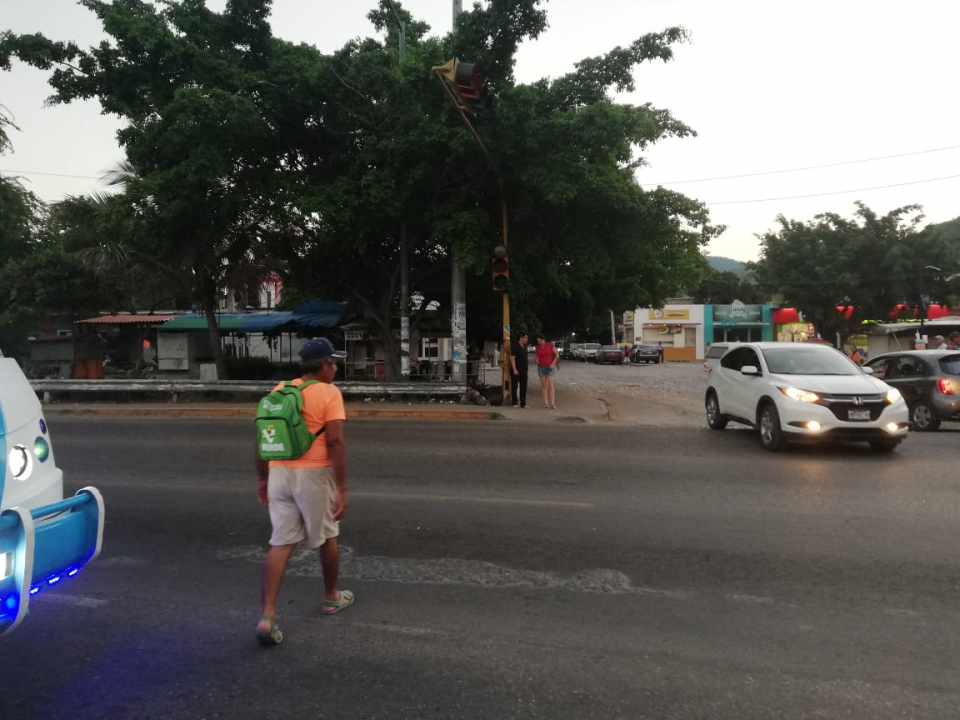 10y11Bahía (8) Olvidan puente peatonal; riesgo al cruzar la avenida