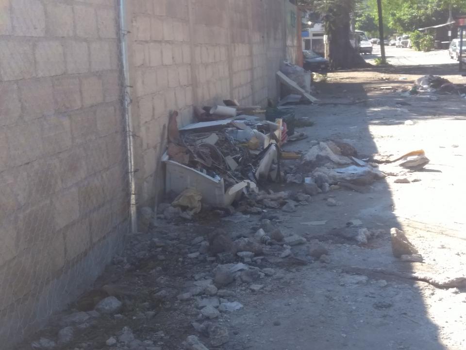 12y13Bahía (3) La lateral del libramiento está hecha un desastre