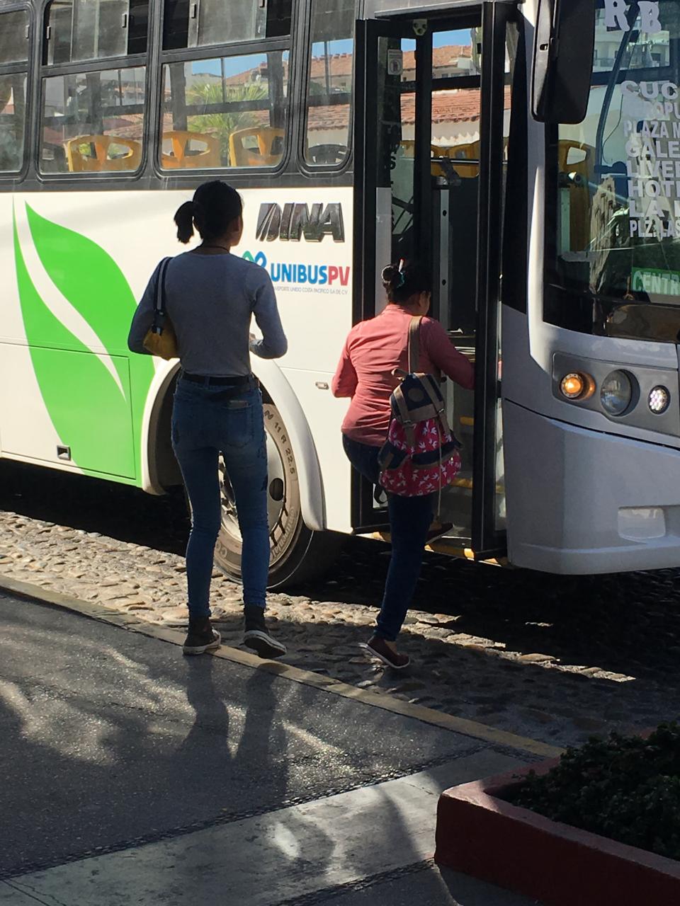 12y13Bahía (6) Conductores de los camiones o respetan a los pasajeros o se van