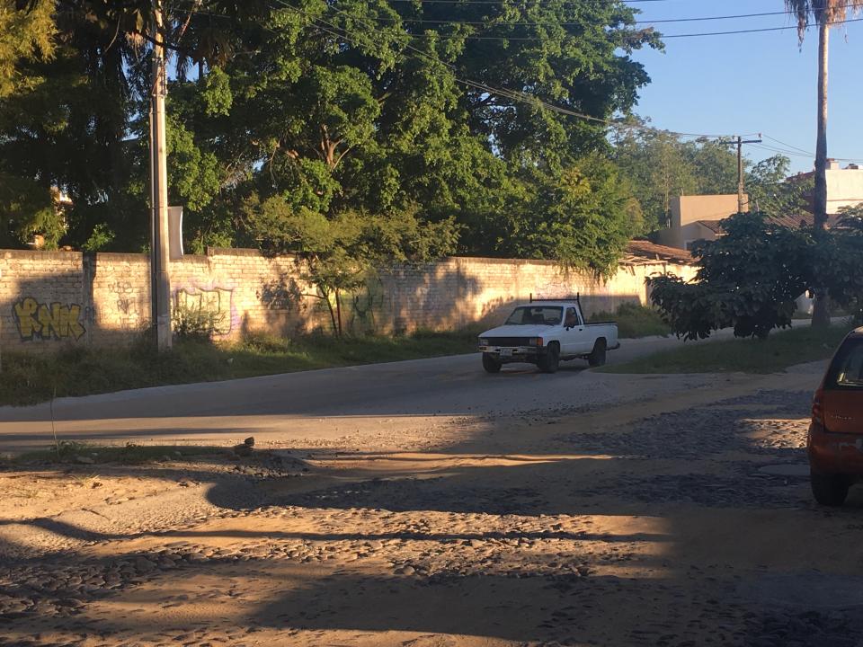 12y13Bahía (6) Tapan baches con tierra en la avenida Las Torres
