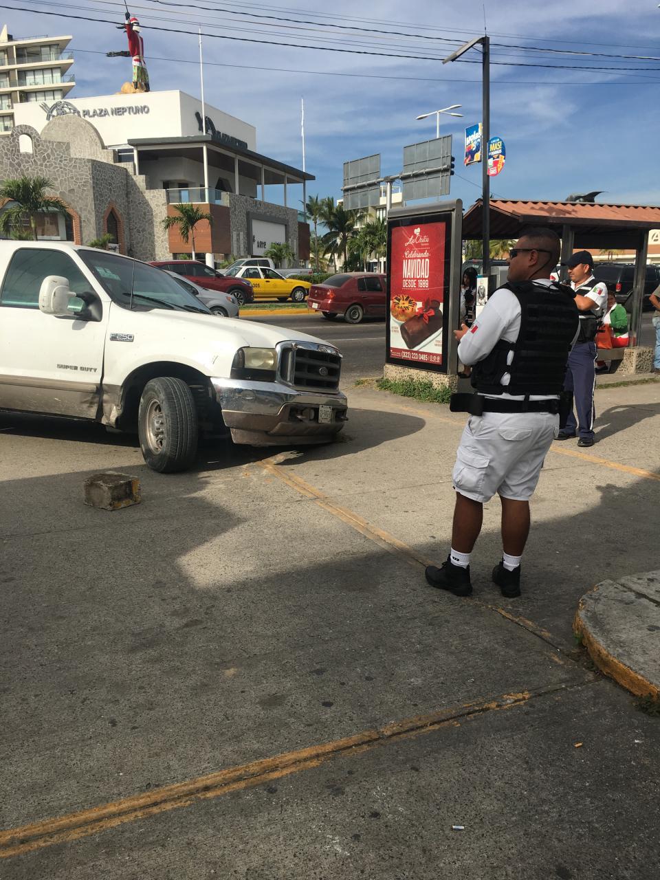 12y13Bahía (9) Cae camioneta en alcantarilla rota