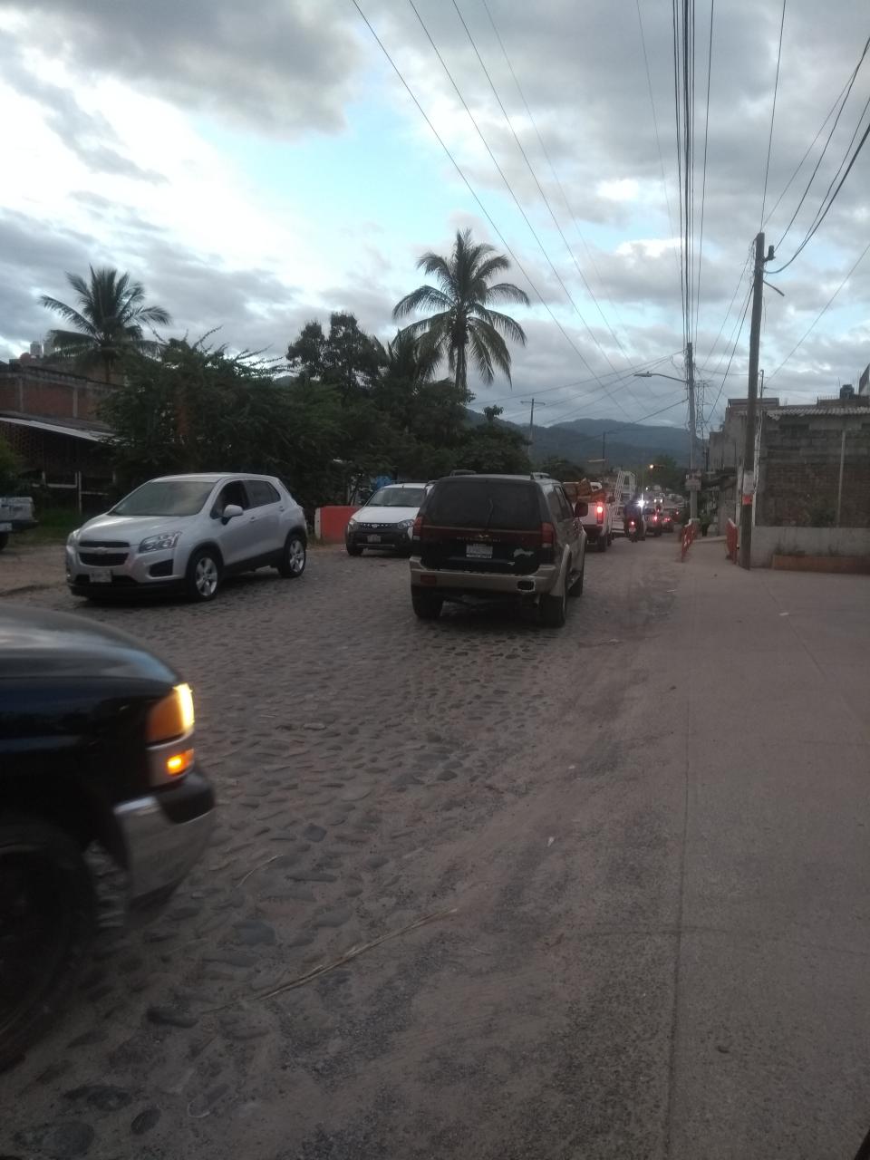 14y15Bahía (2) Tremendo caos vial con un semáforo inservible