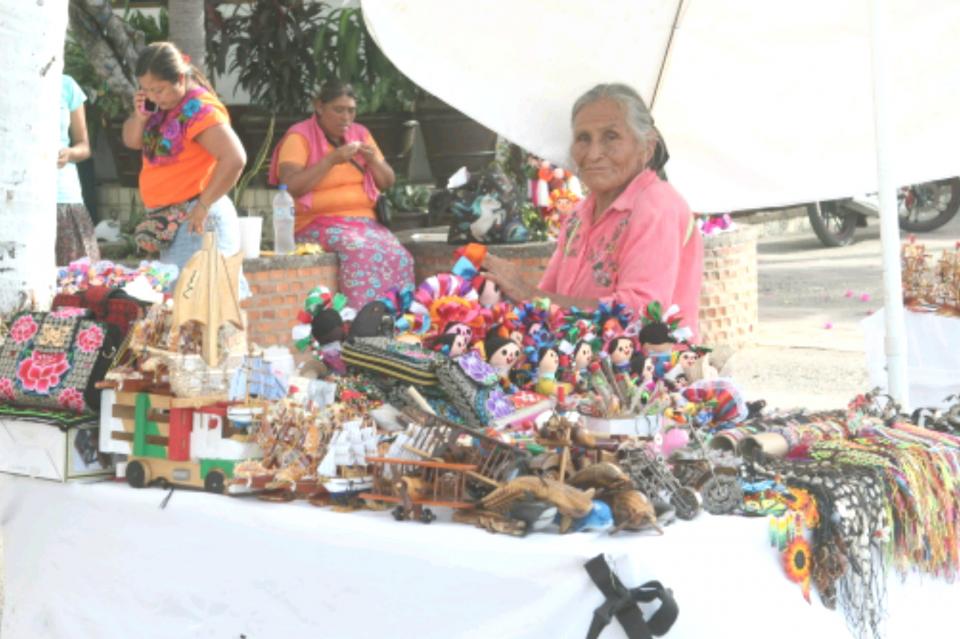 14y15Bahía (2) Buscan dar mejor imagen a vendedores del malecón