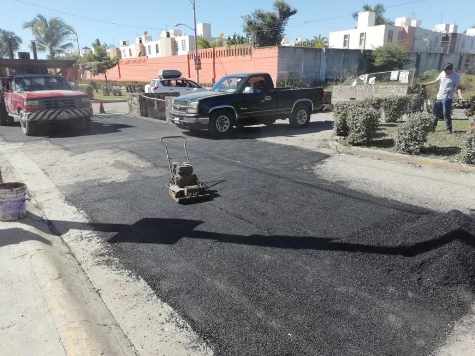 14y15Bahía (3) Por fin, obras públicas realiza Bacheo en calles de Valle Dorado