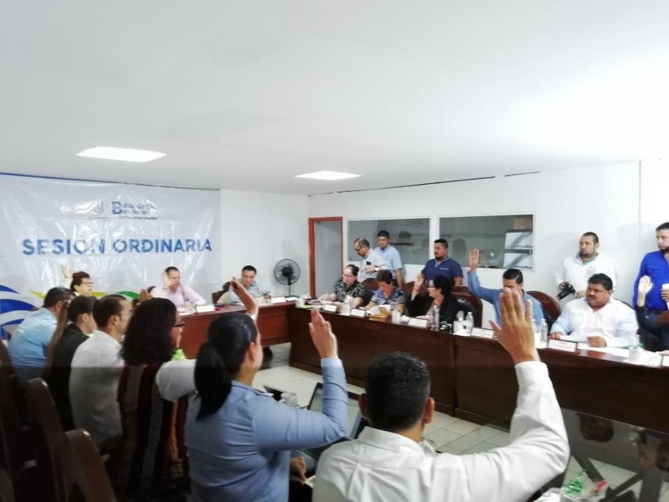 16y17Bahía (1) En polémica sesión extraordinaria de cabildo aprueban Ley de Ingresos
