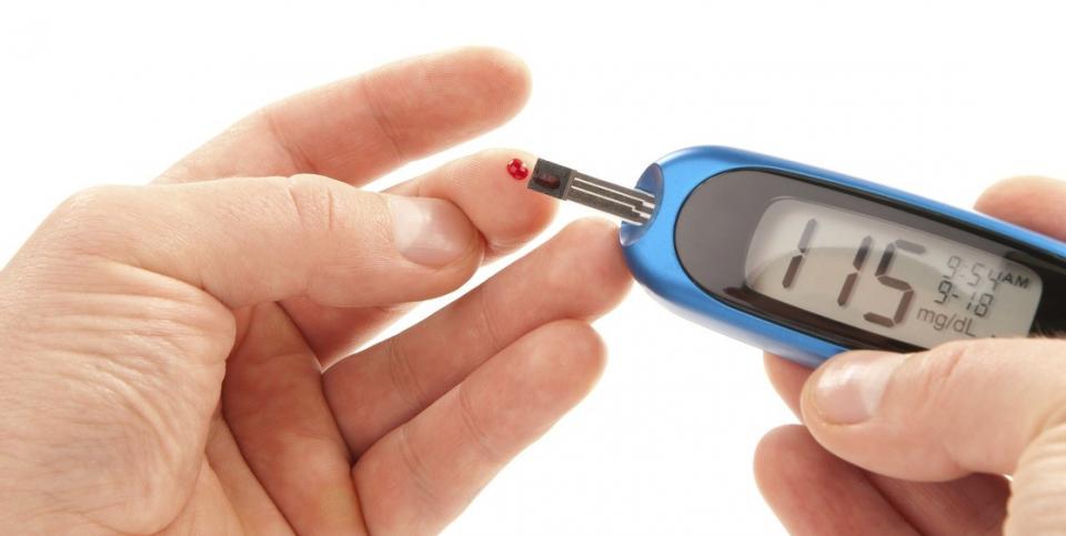 Diabetic patient doing glucose level blood test Enfermedades crónico-degenerativas, principal causa de muerte en Bahía