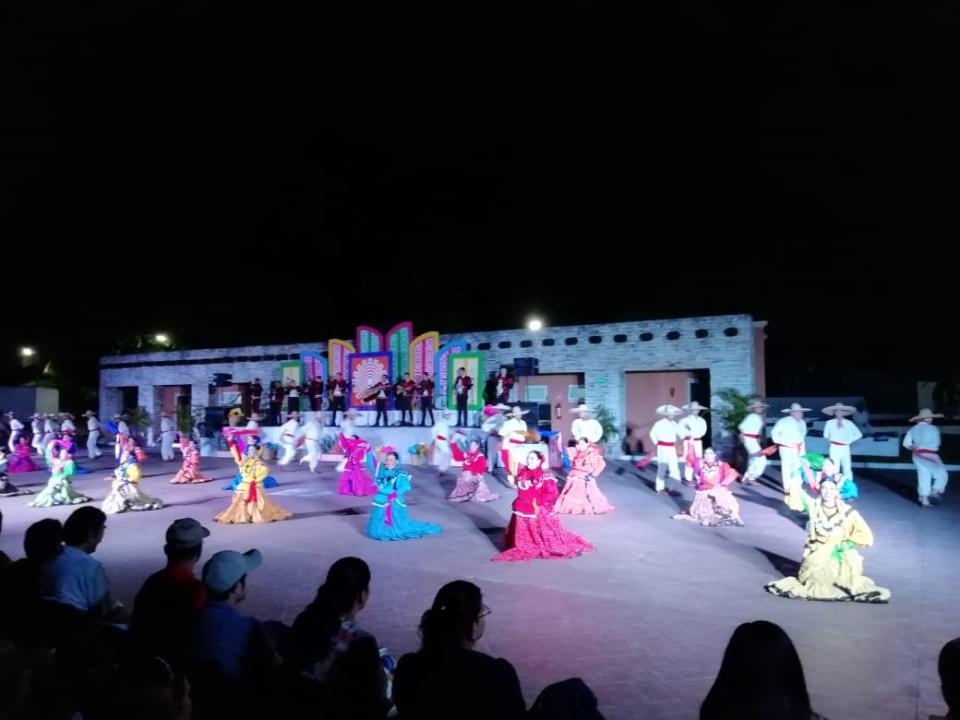 18y19Bahía (5) Festeja el grupo “Vallarta Azteca” sus XV años con monumental baile