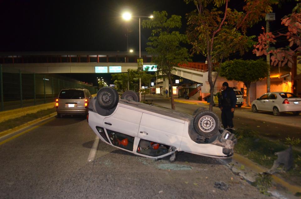 28y29Sucesos Se volcaron frente al aeropuerto