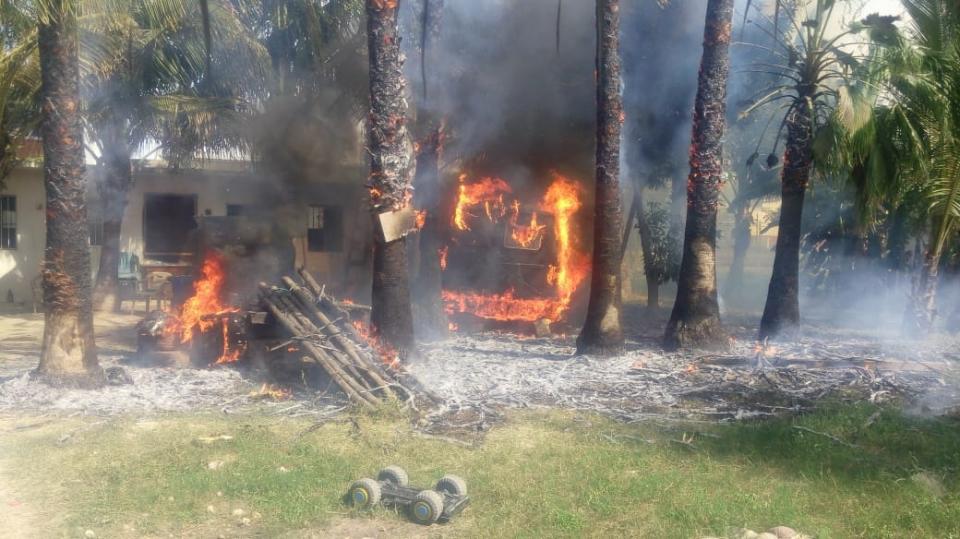 29Sucesos (1) Incendio acaba con camioneta y palmeras