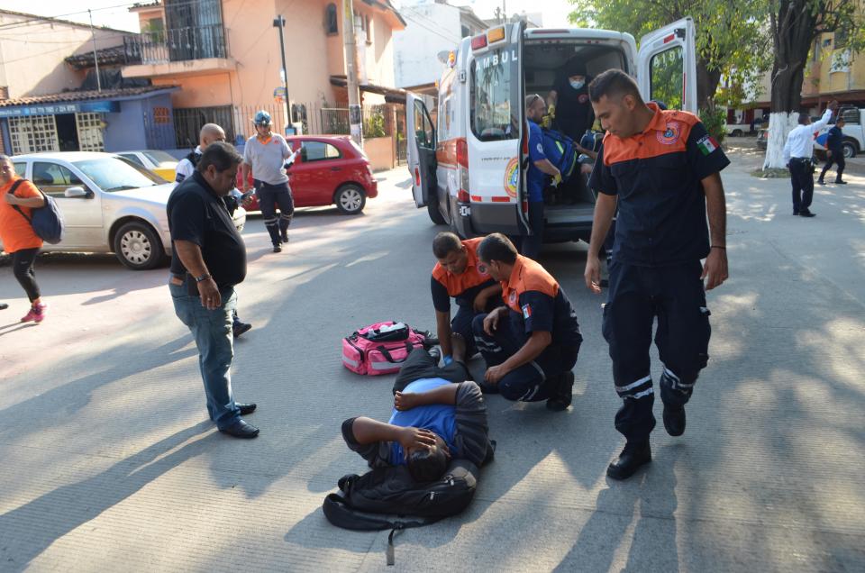 30y31Sucesos (11) Por no respetar señalamientos de tránsito, chocan moto y automóvil