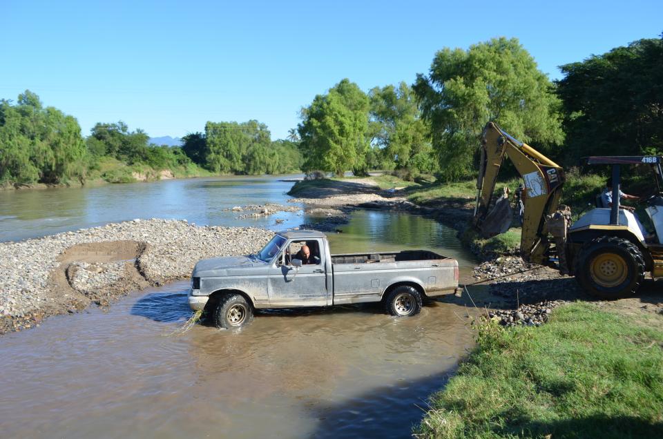 30y31Sucesos (12) Camioneta se fue al río