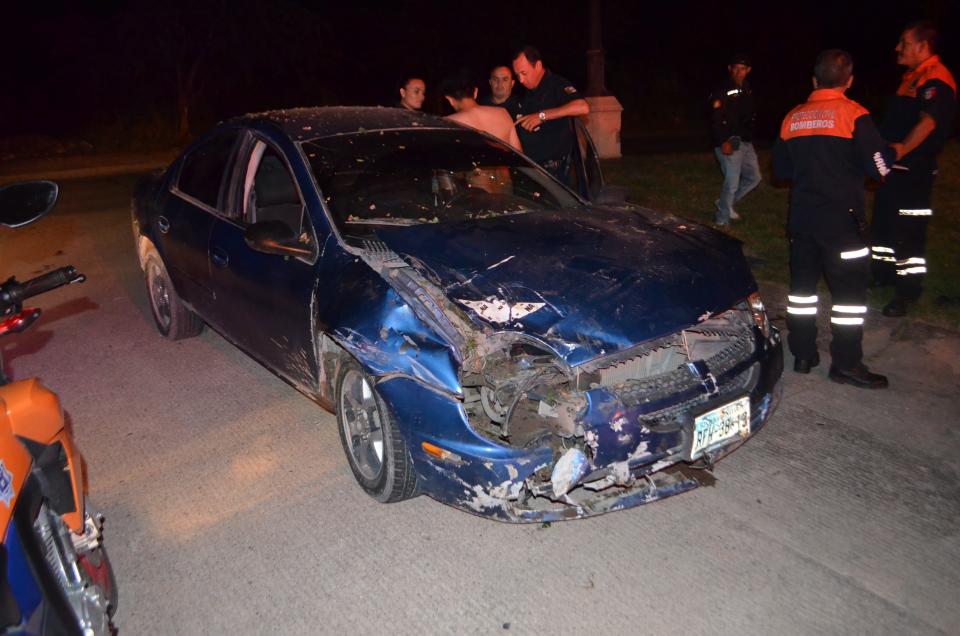 30y31Sucesos (4) Destroza su Neón contra un árbol