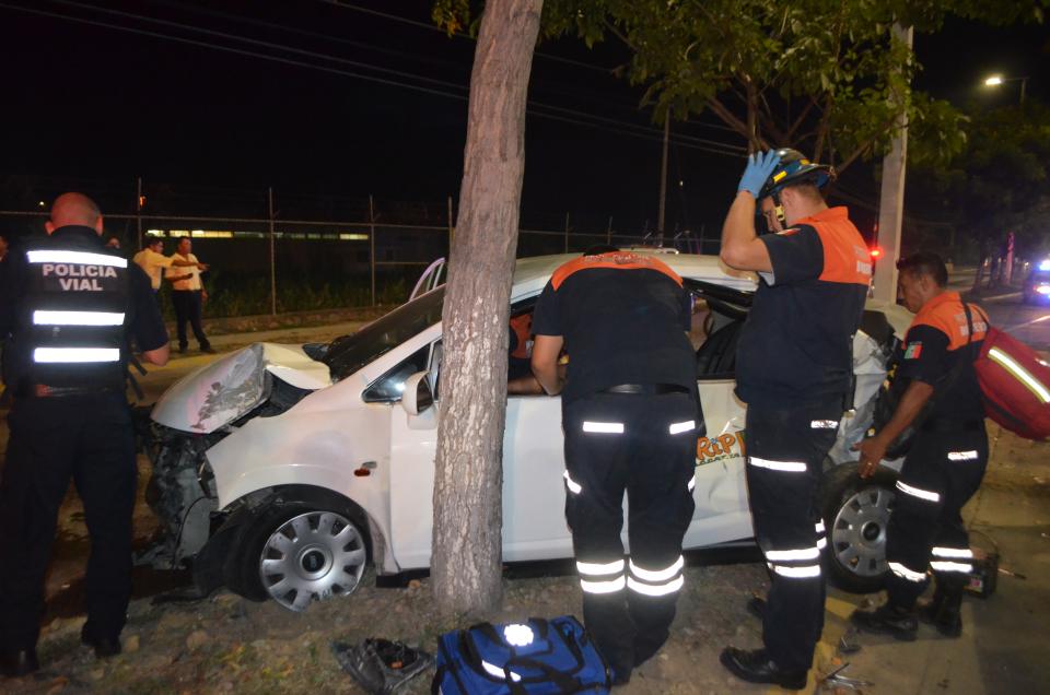 30y31Sucesos (7) Destruye camión Medina Un taxi compacto
