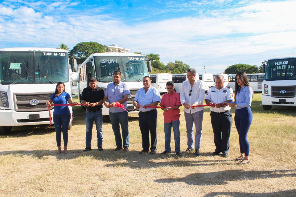 COMUNICADO 0170-Salida nuevos camiones (1) Reconoce alcalde avances en el nuevo sistema del transporte