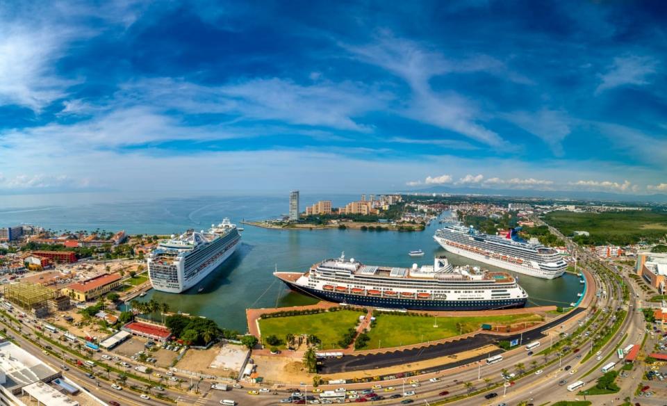 01portada02 Deja temporada vacacional mil 800 millones de pesos en Puerto Vallarta