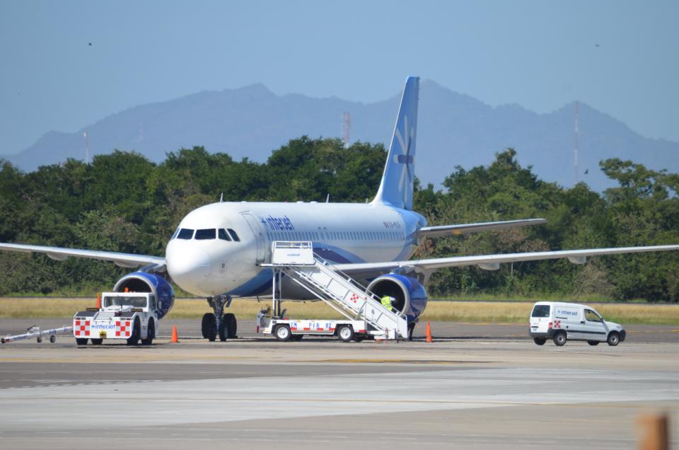 08y09Bahía (1) Avión choca con ave y aterriza de emergencia
