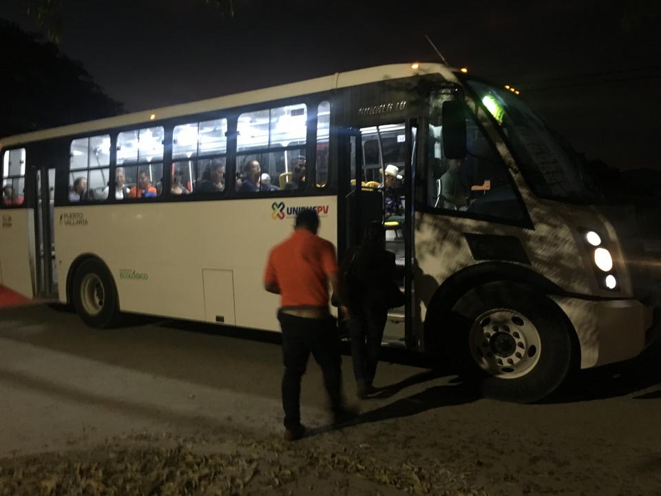10y11Bahía (6) En colonia Campo Verde, camiones llenos y tardados