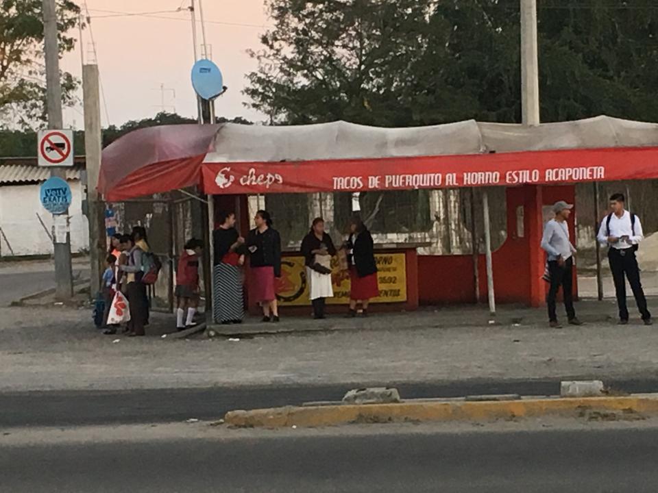 12y13Bahía (2) Arriesgan su vida por falta de semáforos