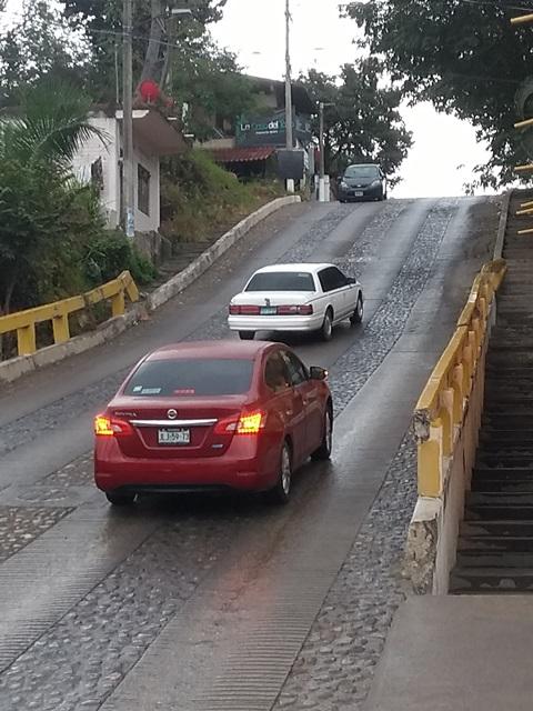 12y13Bahía (3) Calle 16 de Septiembre, una peligrosa trampa cuando llueve