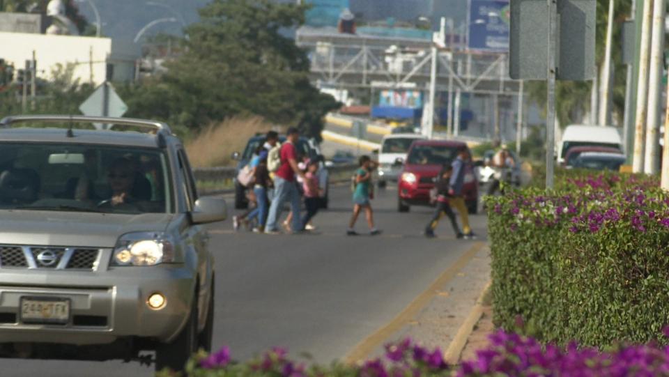 12y13Bahía06 Riesgo al cruzar avenida por culpa de puente inconcluso