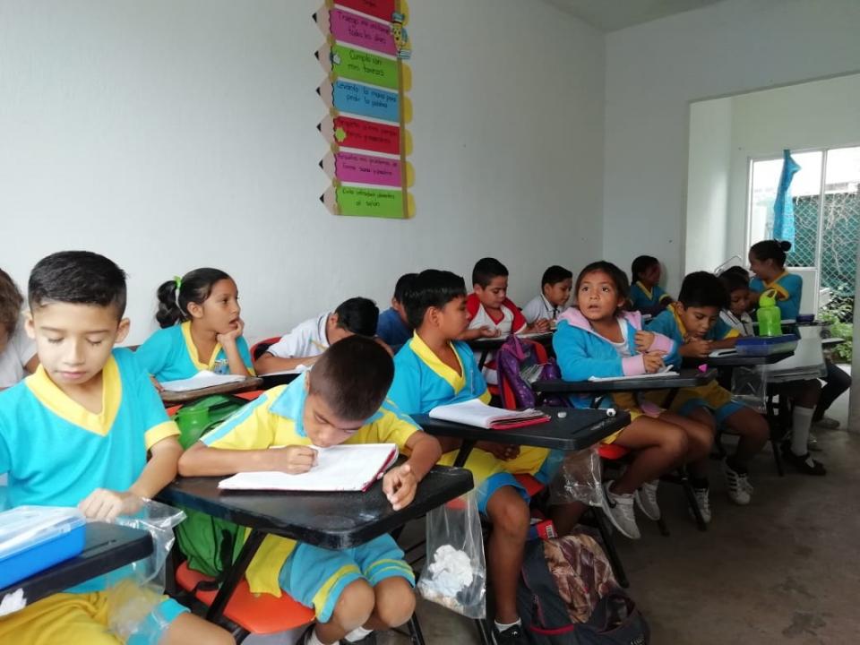 14y15Bahía (2) ESCUELA JOSÉ MANUEL NAVARRETE SAVEDRA... Hacinados, toman clases niños de primaria en Bahía