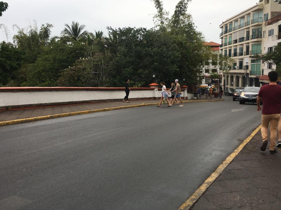 14y15Bahía (7) Se agrava el daño en las escaleras del puente del Cuale