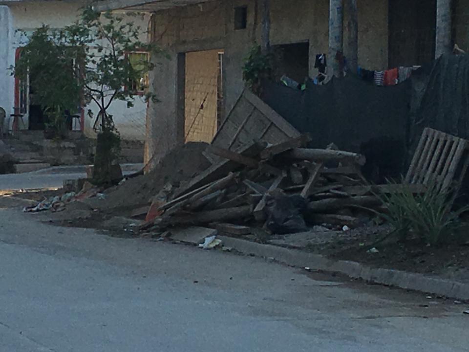 14y15Bahía (8) Urge limpieza de terrenos y banquetas en Laguna del Valle